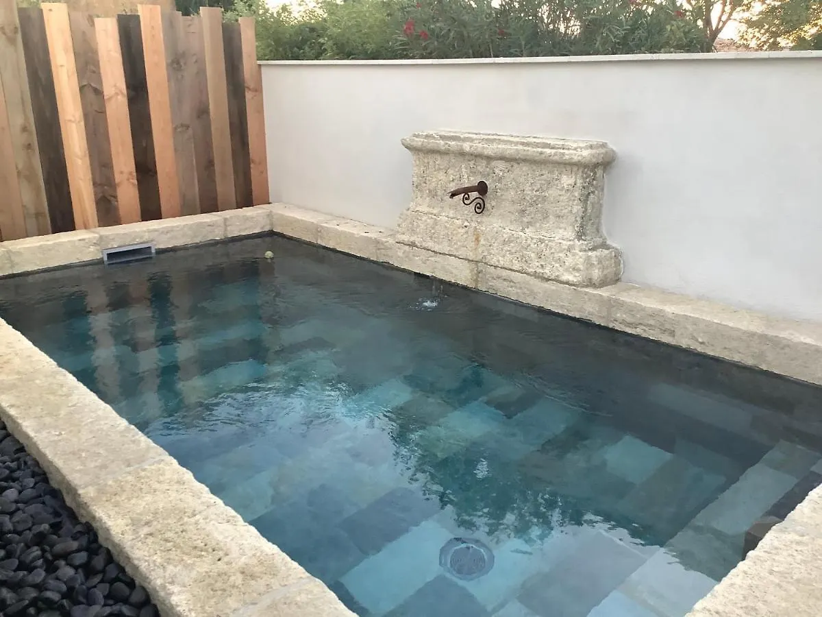 La Maison De Flore 佩尔纳勒丰泰纳 0*,  法国